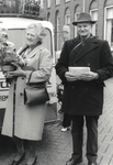 128937 Portret van melkman H. Verkerk, die na 49 jaar stopt als melkventer, in de Willem Barentszstraat te Utrecht, met ...